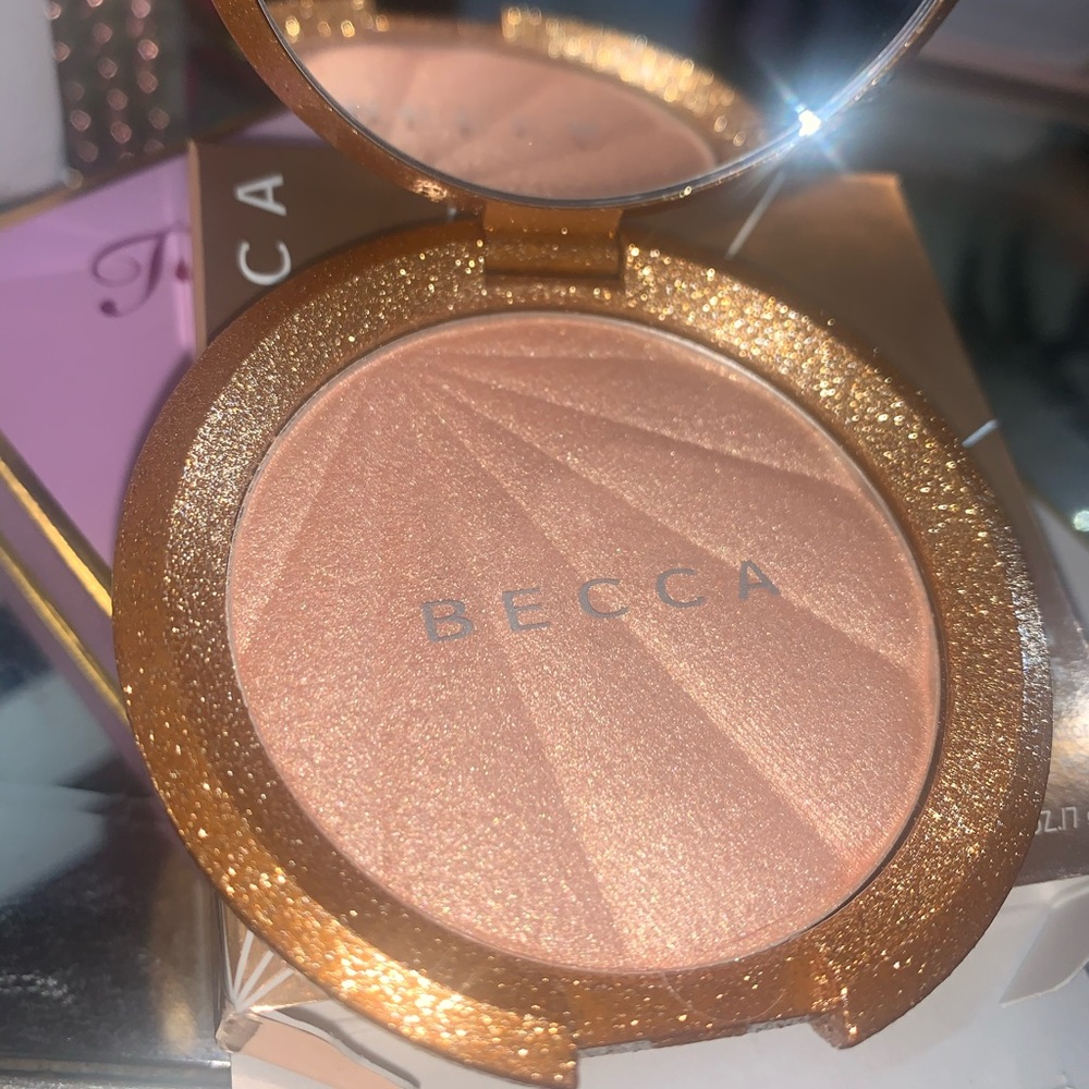 Collectors edition Becca champagne pop highlight